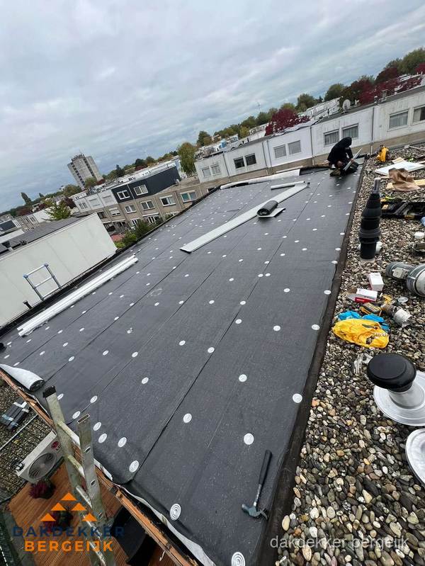 Dakleer vervangen op groot plat dak door dakdekker in Bergeijk Dakleer vervangen op groot plat dak door dakdekker in Bergeijk