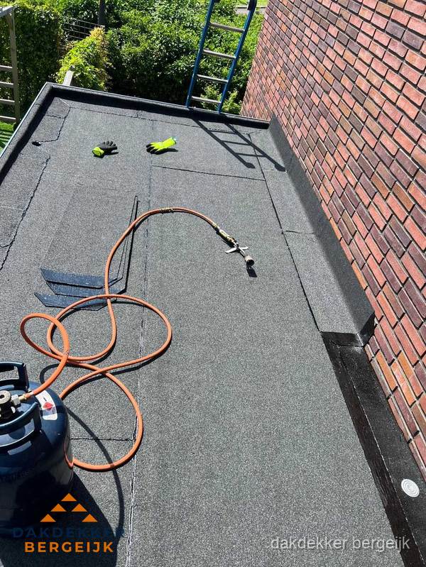Plat dak met bitumen en brandgereedschap van dakdekkersbedrijf in Bergeijk Plat dak met bitumen en brandgereedschap van dakdekkersbedrijf in Bergeijk