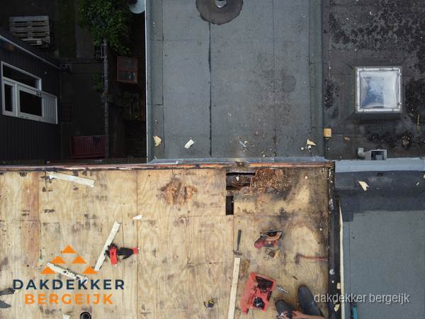 Dakschade en renovatie plat dak vanuit de lucht in Bergeijk