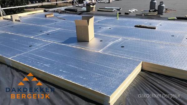 PIR isolatieplaten worden gelegd op plat dak voor dakisolatie in Bergeijk PIR isolatieplaten worden gelegd op plat dak voor dakisolatie in Bergeijk
