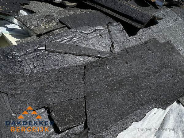 Verwijderd oud bitumen dakleer klaar voor vervanging in Bergeijk Verwijderd oud bitumen dakleer klaar voor vervanging in Bergeijk
