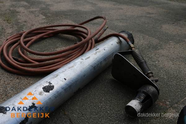 Dakdekker gasbrander en gereedschap voor spoedklus in Bergeijk