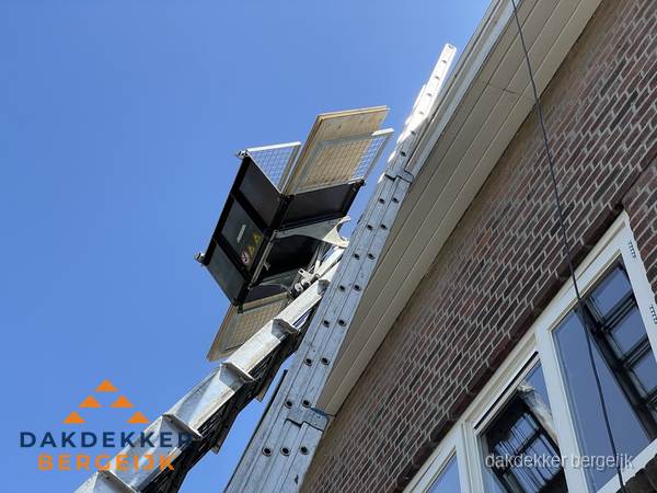 Dakgoot vervangen met dakdekkerslift in Bergeijk Dakgoot vervangen met dakdekkerslift in Bergeijk
