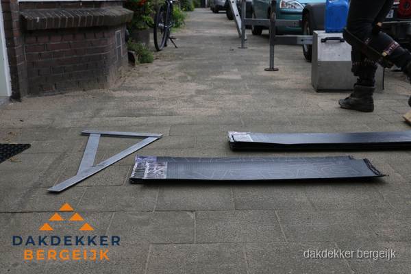 Dakbedekkingsmateriaal en zinkwerk klaargelegd voor reparatie in Bergeijk Dakbedekkingsmateriaal en zinkwerk klaargelegd voor reparatie in Bergeijk