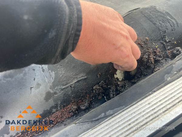 Schade aan bitumen dakbedekking op plat dak in Bergeijk Schade aan bitumen dakbedekking op plat dak in Bergeijk