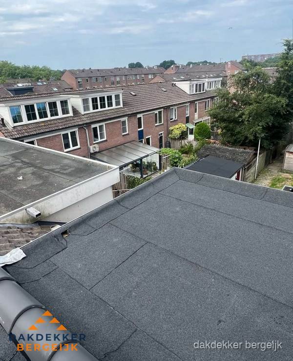 Vernieuwd plat dak met bitumen in woonwijk in Bergeijk