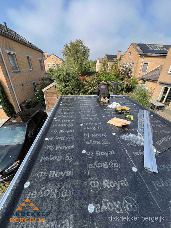 Nieuwe Royal bitumen dakbedekking op plat dak van aanbouw in Bergeijk Nieuwe Royal bitumen dakbedekking op plat dak van aanbouw in Bergeijk