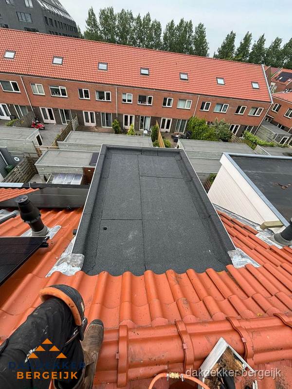 Bitumen dak reparatie op plat dak tussen dakpannen in Bergeijk Bitumen dak reparatie op plat dak tussen dakpannen in Bergeijk