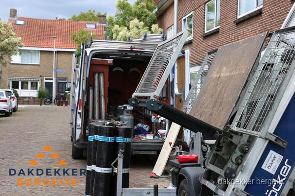 Dakdekkersbusje met materiaal en ladderlift voor dakpannen vervangen in Bergeijk
