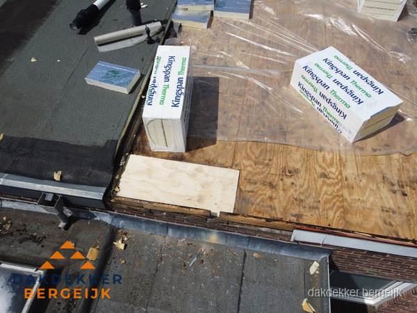 Plat dak isolatie met Kingspan isolatieplaten tijdens renovatie in Bergeijk Plat dak isolatie met Kingspan isolatieplaten tijdens renovatie in Bergeijk