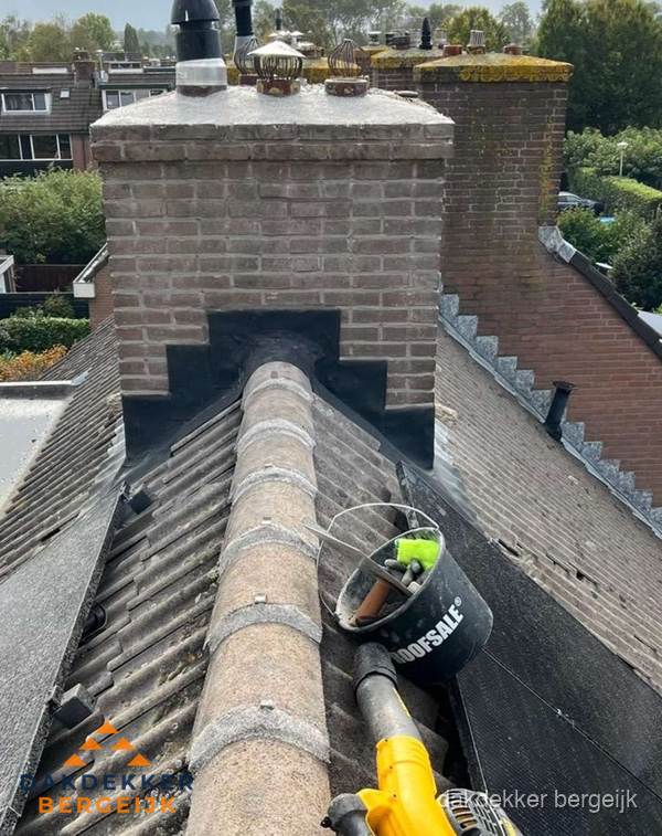Schoorsteen met loodaansluiting en nokvorst op pannendak in Bergeijk Schoorsteen met loodaansluiting en nokvorst op pannendak in Bergeijk