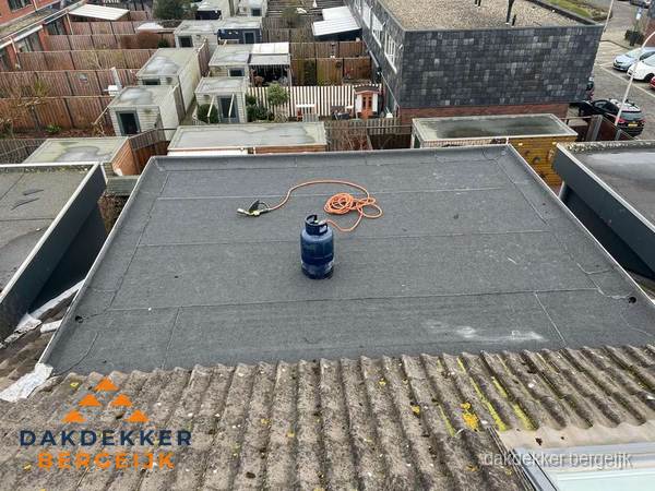 Plat dak met nieuwe bitumen dakbedekking en brandgereedschap in Bergeijk Plat dak met nieuwe bitumen dakbedekking en brandgereedschap in Bergeijk