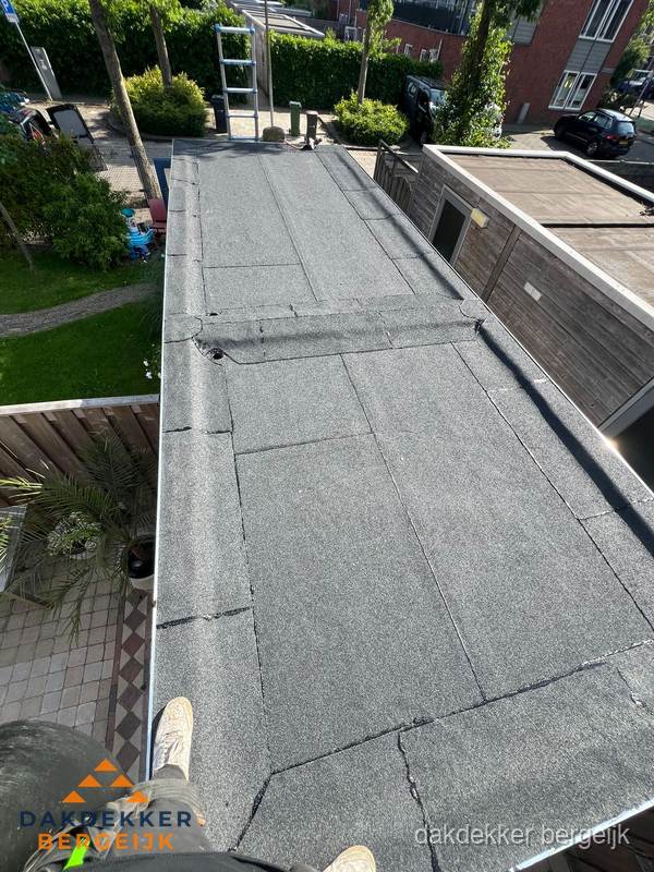 Bitumen plat dak rijtjeswoning vanuit dakdekker perspectief in Bergeijk Bitumen plat dak rijtjeswoning vanuit dakdekker perspectief in Bergeijk
