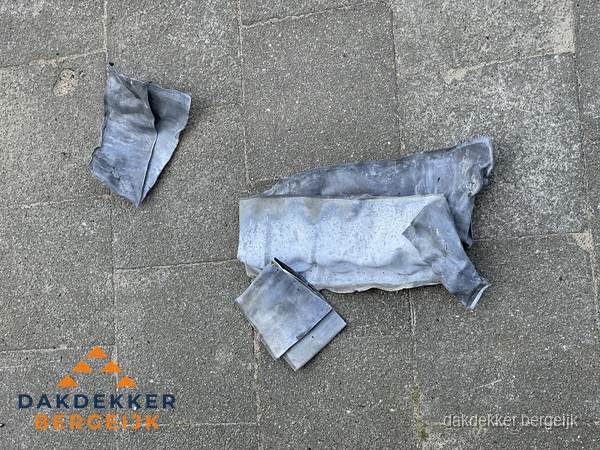 Oude verwijderde loodslabben na vervanging in Bergeijk