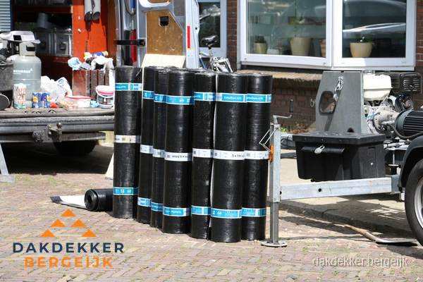 Rollen bitumen dakbedekking klaar voor daklekkage reparatie in Bergeijk