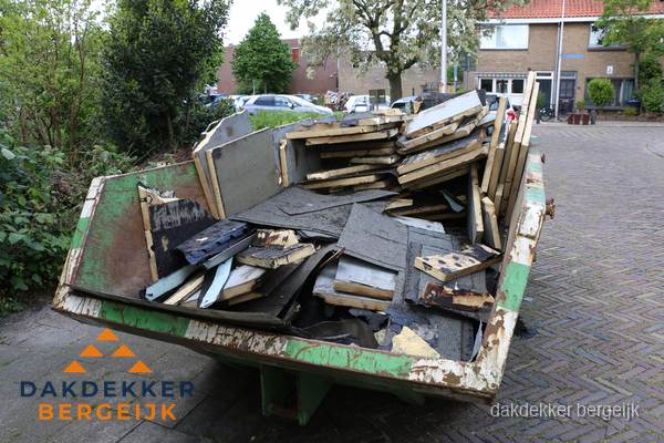 Puincontainer met oud dakmateriaal na dakrenovatie in Bergeijk