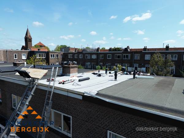 Dakdekkers aan het werk op plat dak in Bergeijk Dakdekkers aan het werk op plat dak in Bergeijk