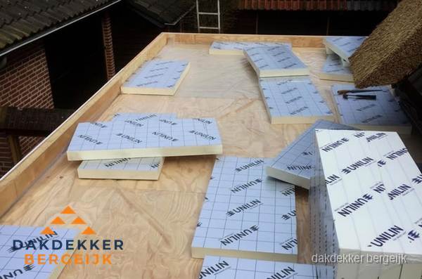 PIR isolatieplaten leggen op plat dak in Bergeijk