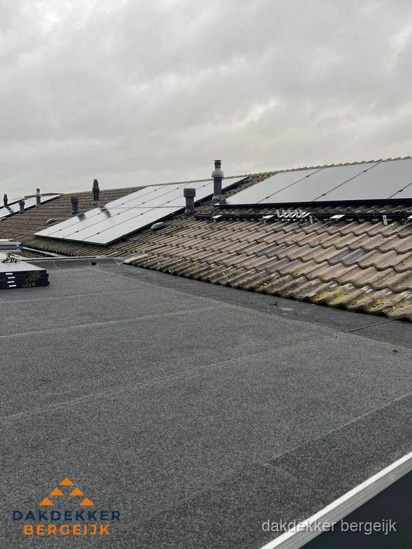 Bitumen dakbedekking op plat dak met aansluitend pannendak en zonnepanelen in Bergeijk