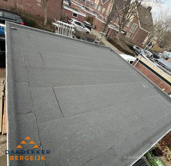Nieuwe bitumen dakbedekking op plat dak van garage in Bergeijk Nieuwe bitumen dakbedekking op plat dak van garage in Bergeijk