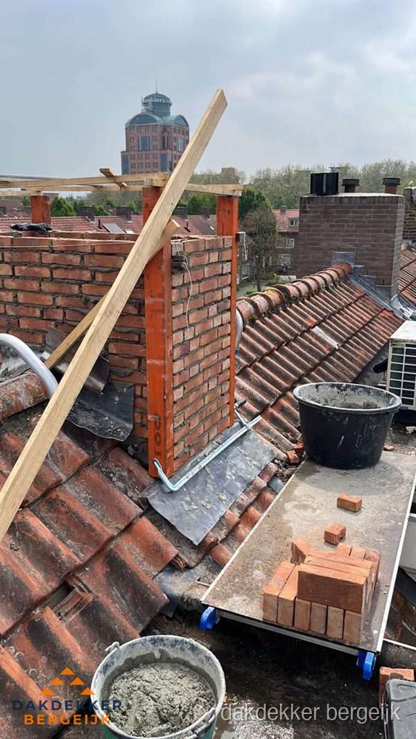 Schoorsteen renovatie met metselwerk op schuin dak in Bergeijk