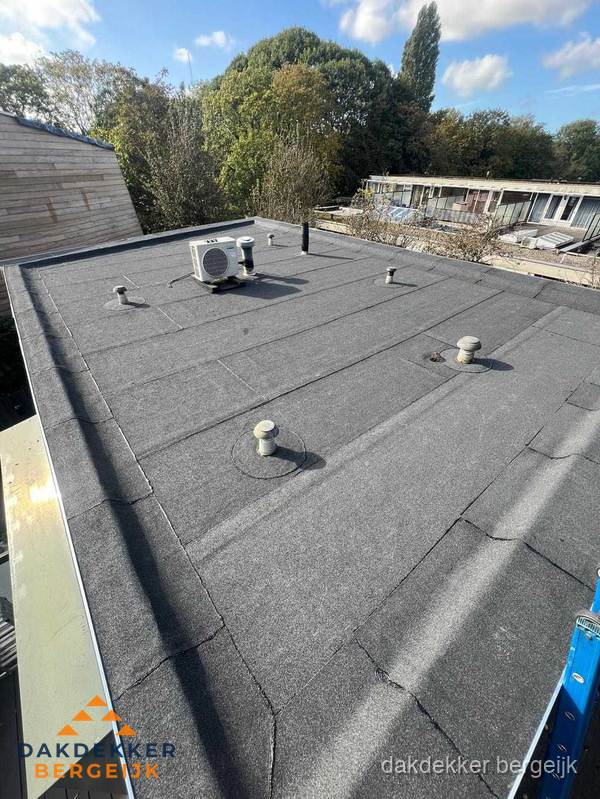 Kosten dakdekker: afgewerkt plat bedrijfsdak met bitumen in Bergeijk
