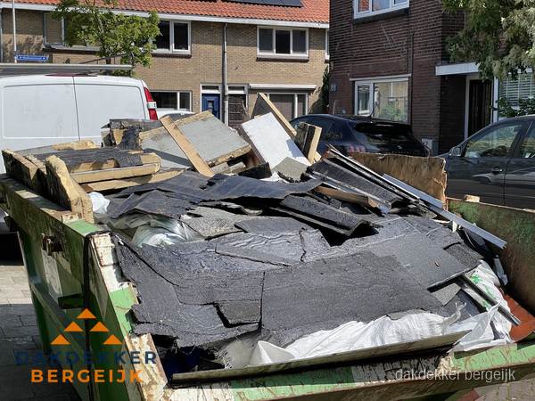 Afvalcontainer met gesloopt dakmateriaal tijdens dakkapel renovatie in Bergeijk Afvalcontainer met gesloopt dakmateriaal tijdens dakkapel renovatie in Bergeijk