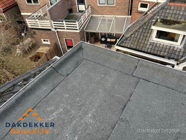 Overzicht plat dak met dakgoot in woonwijk Bergeijk Overzicht plat dak met dakgoot in woonwijk Bergeijk
