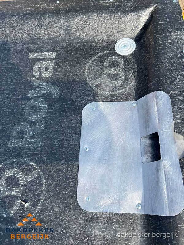Dakgoot aansluiting op bitumen dak in Bergeijk Dakgoot aansluiting op bitumen dak in Bergeijk
