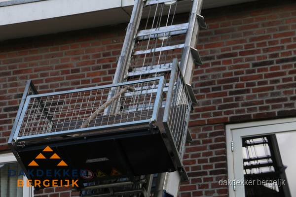 Ladderlift met dakpannen voor dakpan reparatie in Bergeijk