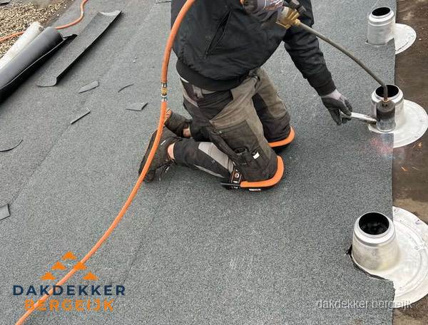 Dakdekker repareert bitumen dakleer bij dakdoorvoer in Bergeijk Dakdekker repareert bitumen dakleer bij dakdoorvoer in Bergeijk