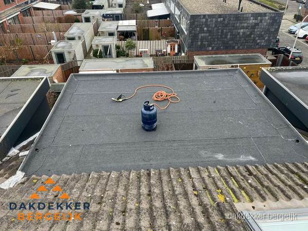 Dakreparatie plat dak met bitumen in Bergeijk