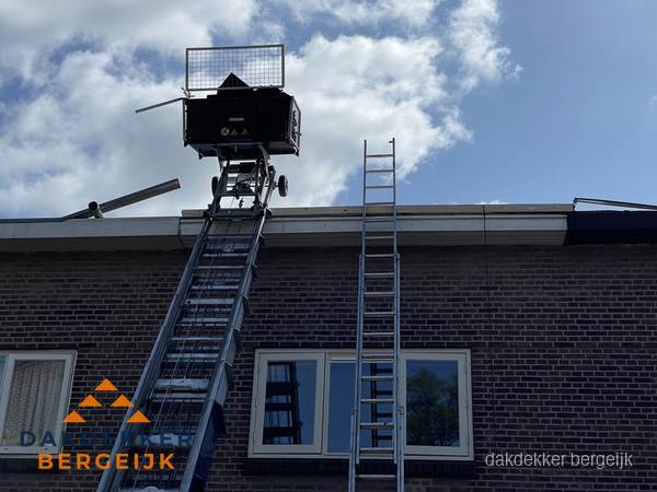 Ladderlift en ladder bij woning voor dakinspectie in Bergeijk