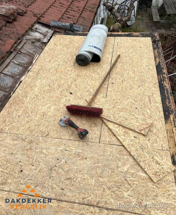 Plat dak vervangen met nieuwe OSB-ondergrond en bitumenrol in Bergeijk Plat dak vervangen met nieuwe OSB-ondergrond en bitumenrol in Bergeijk