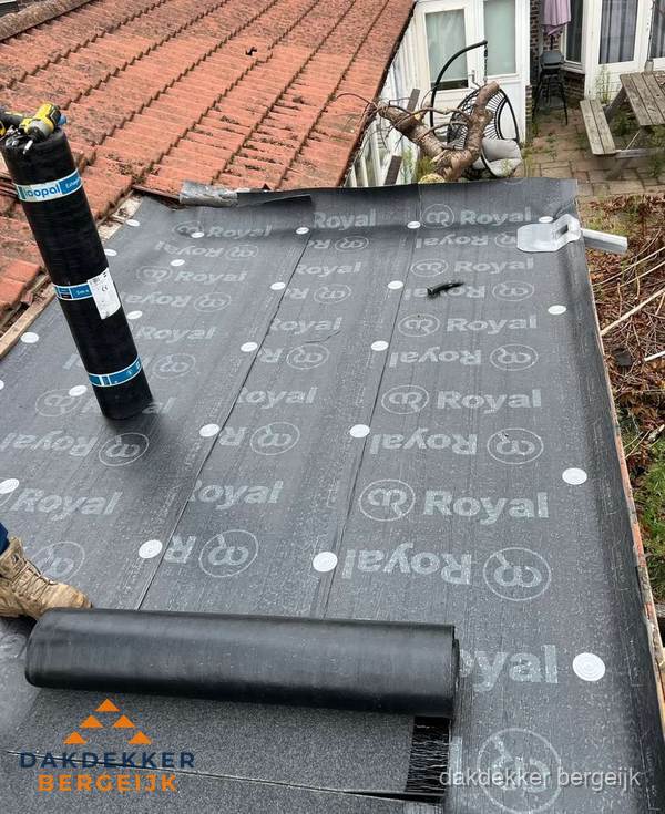 Bitumen dakbedekking leggen op plat dak aanbouw in Bergeijk Bitumen dakbedekking leggen op plat dak aanbouw in Bergeijk
