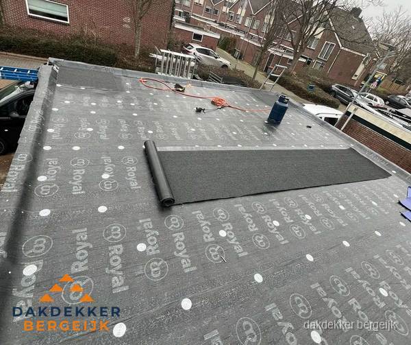 Dakrenovatie plat dak met bitumen dakbedekking in Bergeijk