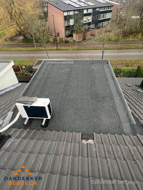 Plat dak inspectie met bitumen bedekking naast schuin pannendak in Bergeijk Plat dak inspectie met bitumen bedekking naast schuin pannendak in Bergeijk