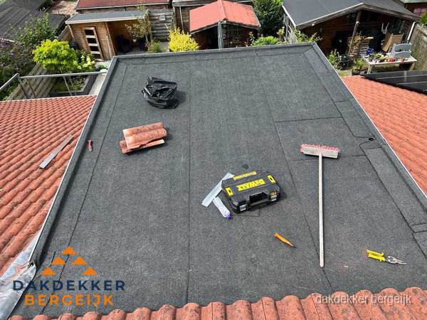 Nieuw plat dak met bitumen dakbedekking in Bergeijk Nieuw plat dak met bitumen dakbedekking in Bergeijk