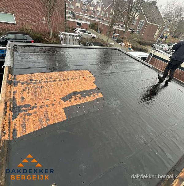 Dakdekker brengt EPDM dakbedekking aan op plat dak in Bergeijk Dakdekker brengt EPDM dakbedekking aan op plat dak in Bergeijk
