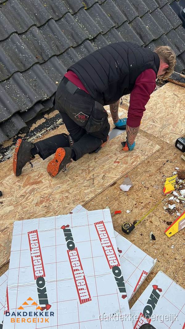 Dakdekker plaatst PIR-isolatieplaten op plat dak in Bergeijk Dakdekker plaatst PIR-isolatieplaten op plat dak in Bergeijk