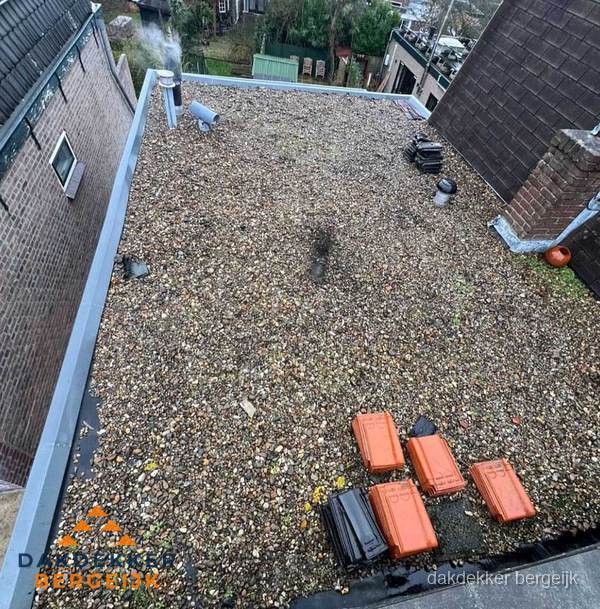 Plat dak met grindballast en dakdoorvoeren in Bergeijk Plat dak met grindballast en dakdoorvoeren in Bergeijk
