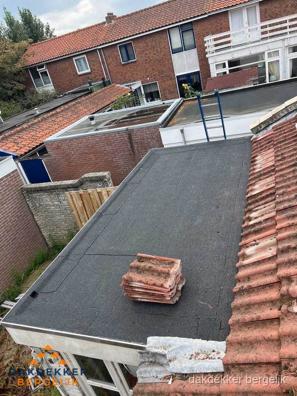 Plat dak aanbouw met bitumen naast schuin pannendak in Bergeijk Plat dak aanbouw met bitumen naast schuin pannendak in Bergeijk