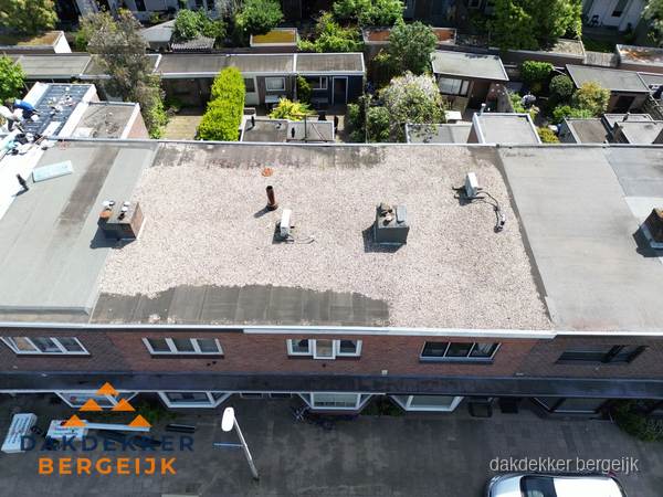 Plat dak met grindballast en dakdoorvoeren in Bergeijk Plat dak met grindballast en dakdoorvoeren in Bergeijk