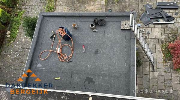 Plat dak met nieuwe bitumen bedekking in Bergeijk Plat dak met nieuwe bitumen bedekking in Bergeijk