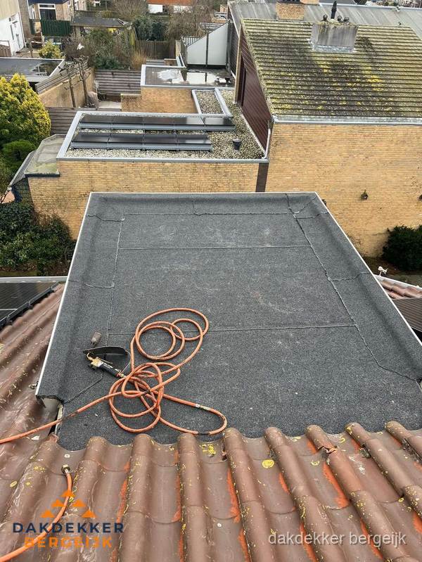 Reparatie aansluiting plat dak en schuin dak in Bergeijk