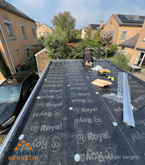 Dakdekker aan het werk op plat dak renovatie in Bergeijk
