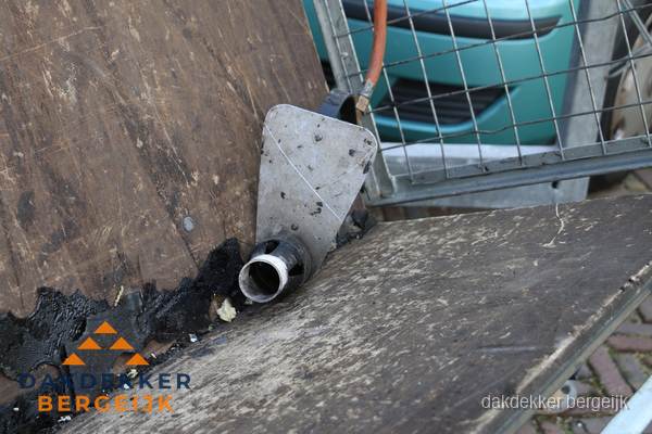 Dakdekkers gasbrander voor bitumen werkzaamheden in Bergeijk Dakdekkers gasbrander voor bitumen werkzaamheden in Bergeijk