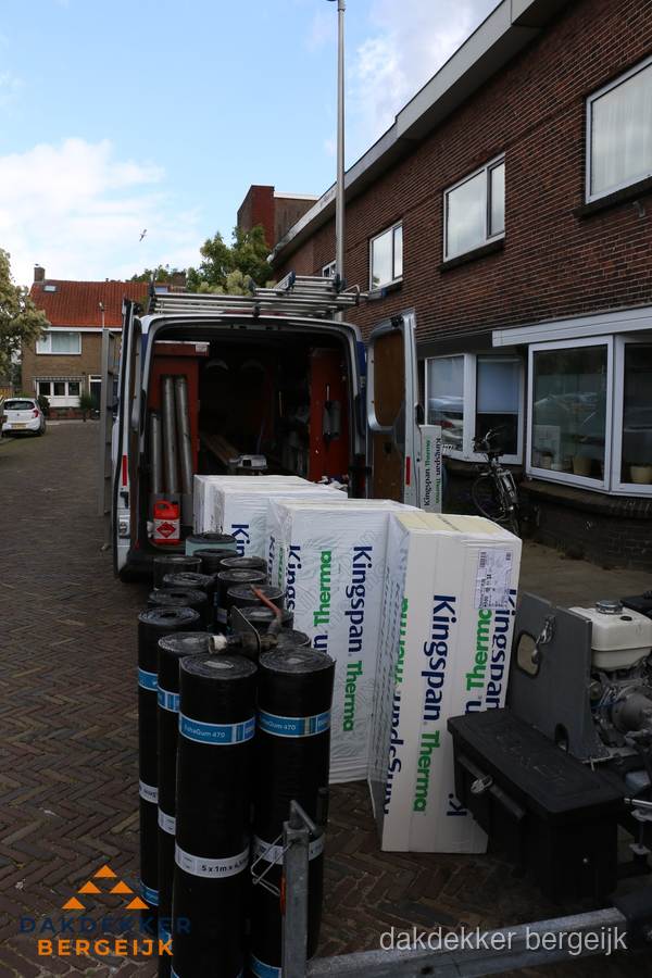 Levering van Kingspan isolatieplaten en bitumenrollen voor dakproject in Bergeijk Levering van Kingspan isolatieplaten en bitumenrollen voor dakproject in Bergeijk