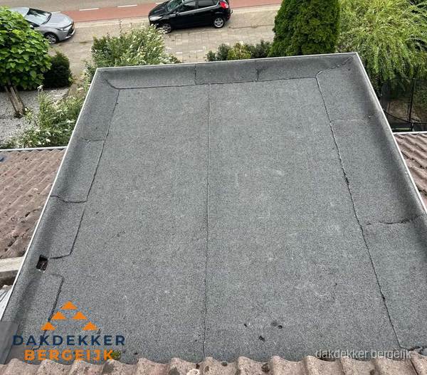 Nieuw aangebrachte bitumen dakbedekking op plat dak in Bergeijk