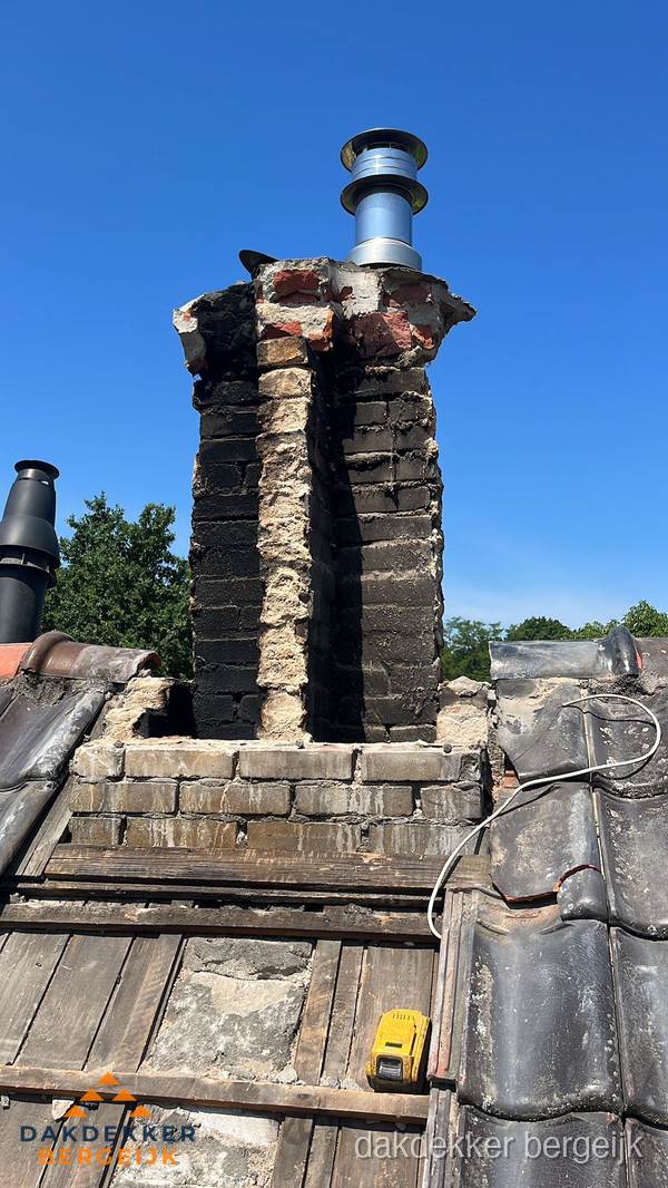 Beschadigde schoorsteen met nieuwe rookgasafvoer op oud dak in Bergeijk